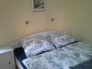 das Schlafzimmer Es liegt ruhig nach hinten raus. Ein Kleiderschrank ist selbstverständlich auch vorhanden.