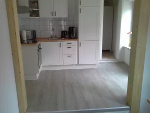 die Küchenzeile vom Essbereich blickt man auf die Küchenzeile