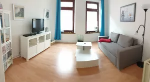 vom Essbereich aus gelangt man in die gemütliche Stube mit Schlafcouch. Bücher und Spiele laden zu gemütlichen Abenden ein. Selbstverständlich ist auch ein Fernseher vorhanden.