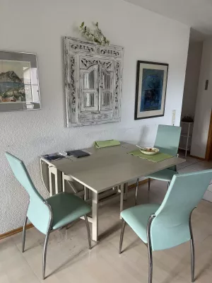 Am Fenster gibt es noch 1 3er Essecke
und man kann den Tisch dieser Essecke
vergrössern.