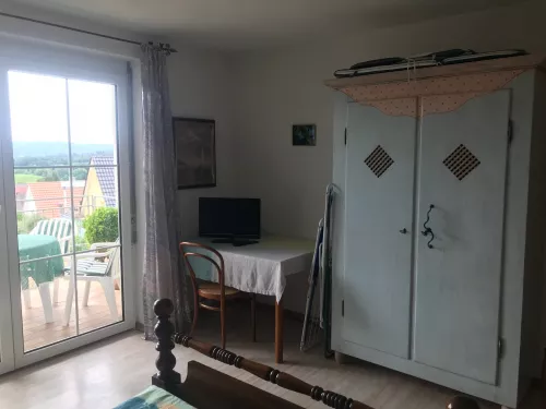 kleines Schlafzimmer mit Balkonzugang