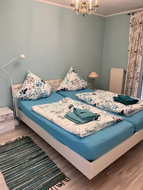 Schlafzimmer mit kl, Balkon