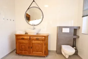 Das Badezimmer mit Dusche und Badewanne