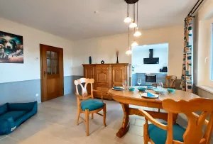 Das Esszimmer ist offen zur Küche und zum Wohnzimmer