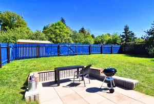 Von der Veranda aus kommt man in den eigenen, eingezäunten Garten