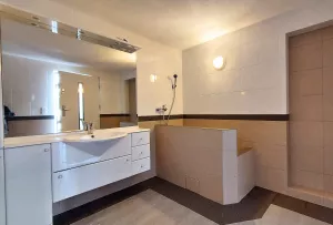 Direkt von der Veranda aus kommen Sie in das Hundebadezimmer mit Hundedusche und Bodenablauf.