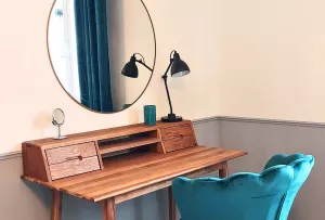 Entweder als Schminktisch oder als Schreibtisch fürs Homeoffice- variabel nutzbar.