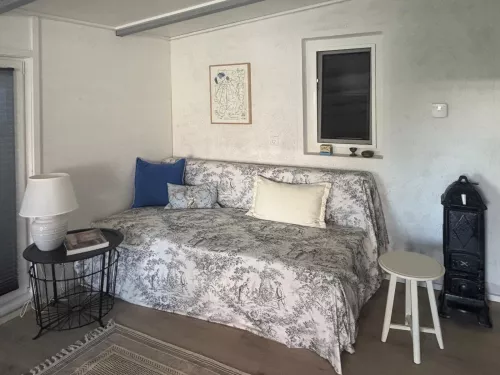 Wohnzimmer mit Sofa-Doppelbett