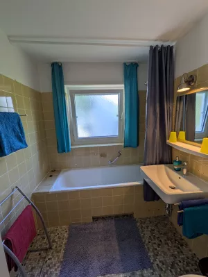 Das Bad ist ausgestattet mit 1 Waschbecken,
1 Badewanne mit Duscharmatur, 1 Toilette,
verschiedenen Handtuchhaltern