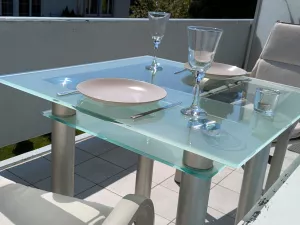 Der ruhige Balkon hat gemütliche Sitzplätze mit Tisch & 3 bequemen Balkonstühlen mit Sitzpolstern.
An heißen Tagen sorgt eine Pergola für den nötigen Schatten.