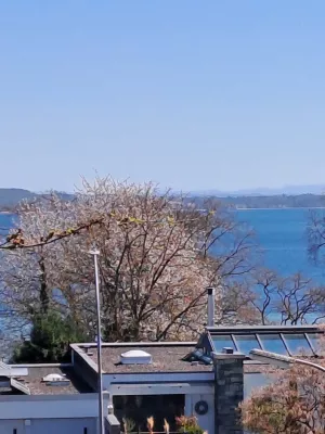 Vom Balkon und dem Essplatz, sowie der Couch im Wohnzimmer haben Sie einen schönen Blick auf den nahegelegenen Bodensee