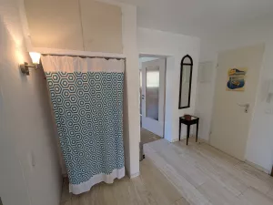 Im Flur gibt es eine großzügige Garderobe mit Platz für ihre Schuhe & Jacken, sowie einen Ankleidespiegel mit Schuhputzzeug.
