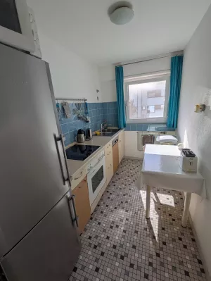 Die Küche verfügt über 1 Küchentisch, 1 Kühl-& Gefrierschrank, 1 Ceran-Herd mit Backofen, 1 Mikrowelle, 1 Geschirr-spülmaschine, 1 Geschirrspüle, 1 Filter-Kaffemaschine , 1 Espressomaschine, 1 Heißwasserbereiter, 1 Toaster, Töpfe & Pfannen, Kochgeschirr