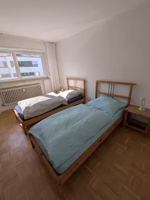 Die Betten im Schlafzimmer können auch als Einzelbetten auseinandergeschoben , oder als Doppelbett zusammengeschoben werden