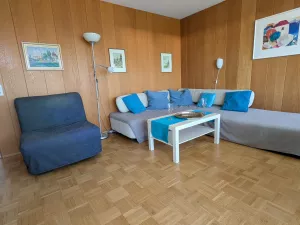 Die Eckcouch kann bequem auf Rollen zu einem Doppelbett zusammengeschoben werden.
Der Sessel im Schlafzimmer kann mit wenigen Handgriffen zu einem Einzelbett (90 x 200 cm) auseinander geschoben werden.