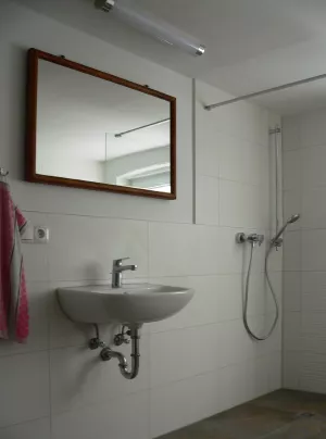 Dusche und Waschbecken