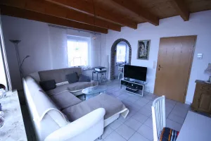 Grosszügiges Wohnzimmer mit Essbereich.