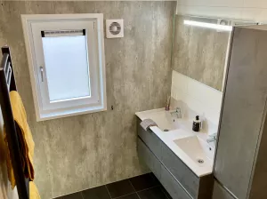 Das Badezimmer verfügt über 2 Waschbecken