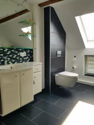 Großzügiges Bad mit Dusche.