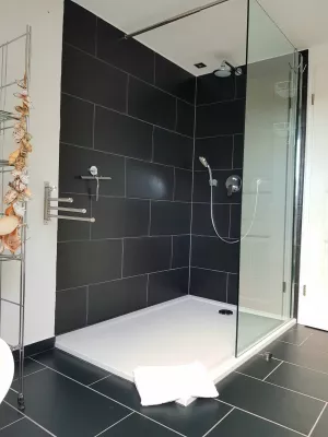 Dusche mit viel Platz.