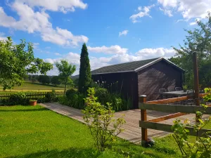Garten mit Gartenhütte und Grill mit Blick auf die Pferdeweide.