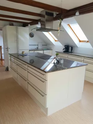 Voll ausgestattete Küche mit viel Platz.