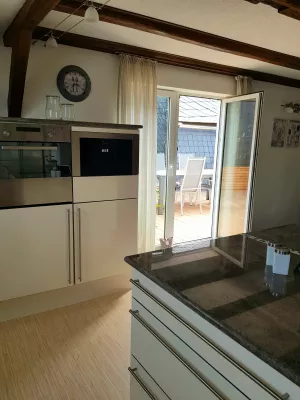 Die Küche besitzt einen dirkten Zugang zur Terrasse.