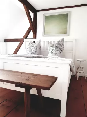 Das große Schlafzimmer mit Blick in den Hof und in den Pferdestall.