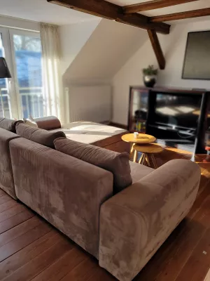 Das Wohnzimmer bietet einen direkten Blick in der Pferdestall.