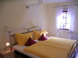 Schlafzimmer mit Himmelbett und Einzelbett