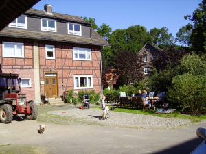 Unser Hof mit einer der gemütlichen Sitzecken.