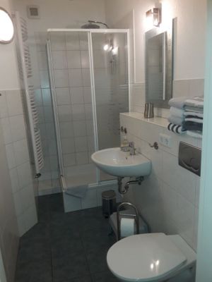 Sie finden neben Dusche, WC und Waschbecken einen Handtuchheizkörper, Badwäsche und Fön.