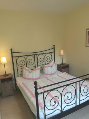 Das Schlafzimmer lässt sich verdunkeln und es passt noch ein Babybett hinzu.