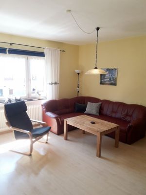 Das Wohnzimmer mit seiner gemütlichen Sitzecke bietet Platz für zwei weitere Schläfer.
