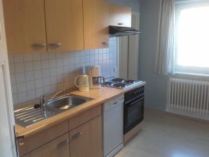 Die Küchenzeile ist voll ausgestattet, so dass dem Kochen nichts im Wege steht.